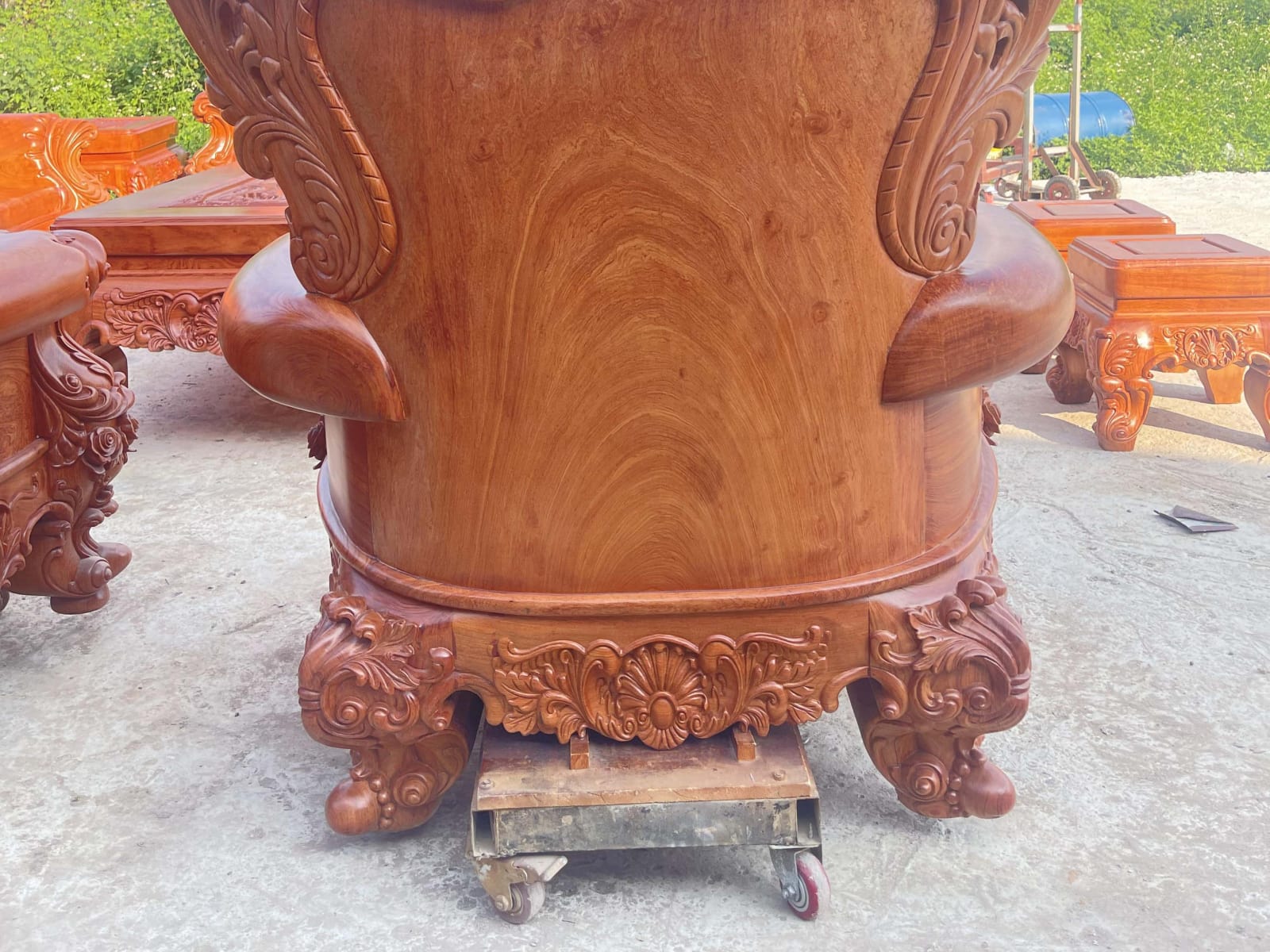 Bộ bàn ghế hoàng gia nguyên khối 10 món gỗ hương đá cao cấp 42 Mặt sau của ghế đơn louis hoàng gia