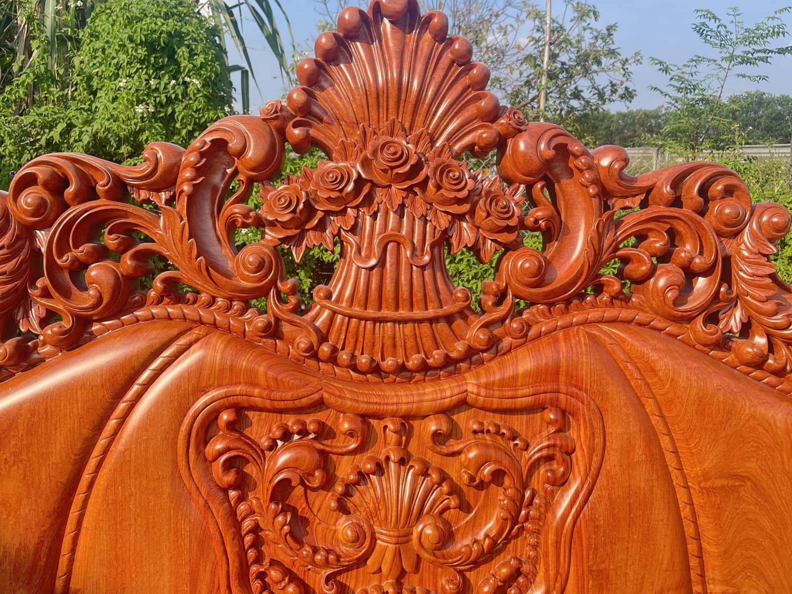 Bộ bàn ghế hoàng gia nguyên khối 10 món gỗ hương đá cao cấp 35 trung tâm vách ghế nguyên tấm đục lá tây