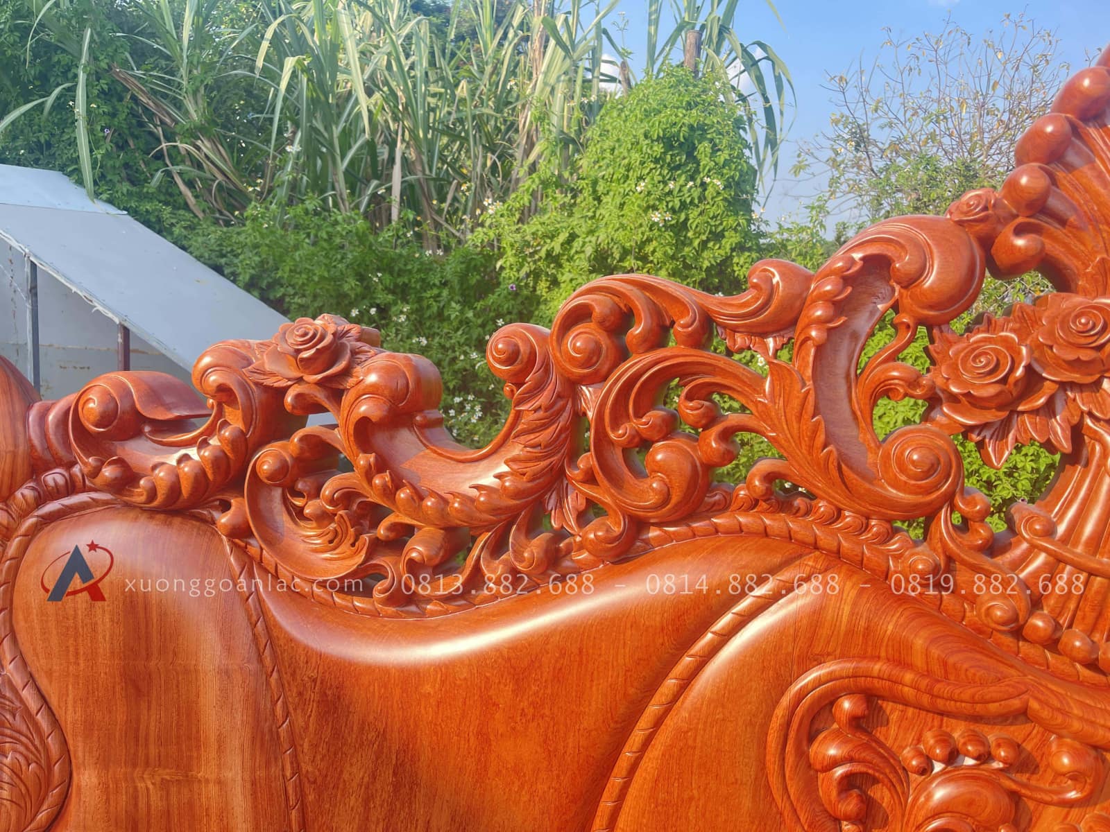 Bộ bàn ghế hoàng gia nguyên khối 10 món gỗ hương đá cao cấp 36 Họa tiết lá tây uốn lượn trên vai ghế