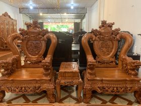 4 chiếc ghế đục vách tứ linh