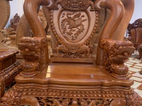 Mặt chính diện của chiếc ghế đơn