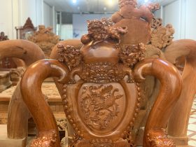 vách tựa lưng đục tỉa cầu kỳ