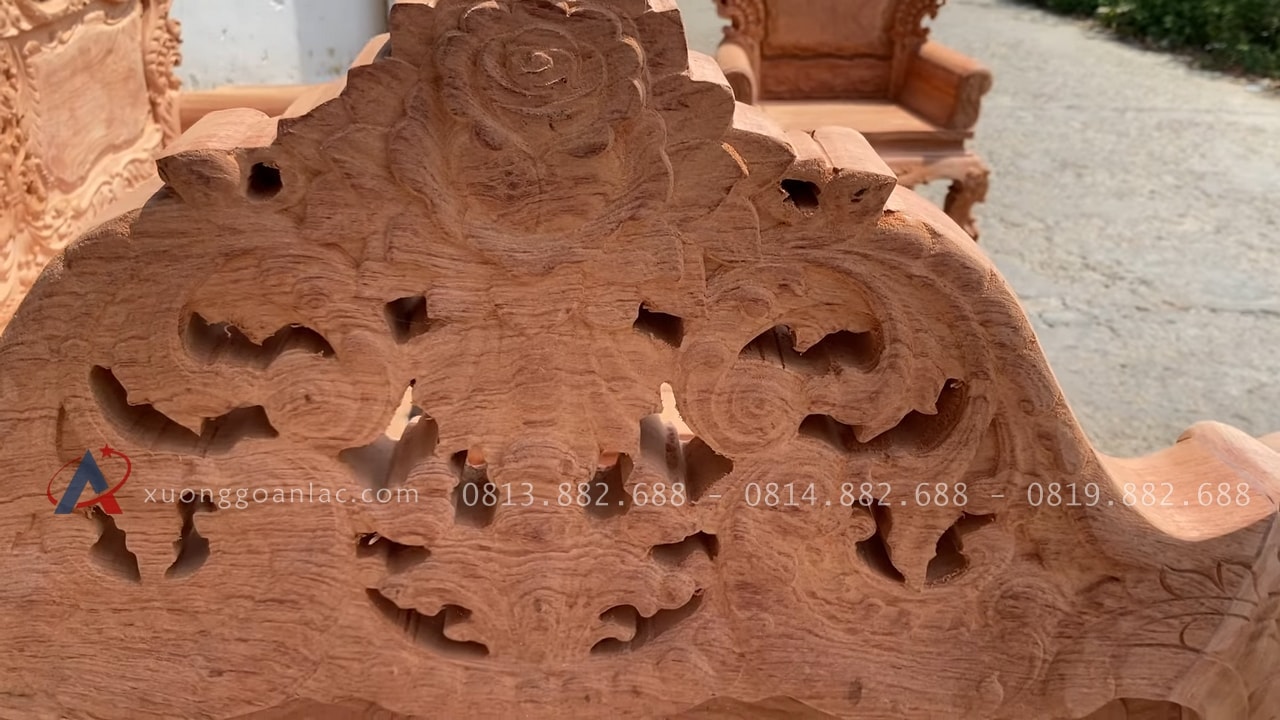 Bản mộc thô bộ louis hoàng gia gỗ hương 8 món chân 12 hàng vip 40 Cận cảnh mặt sau đỉnh chương chạm hoa hồng