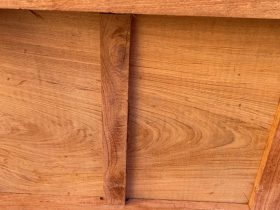 Cận cảnh bản mộc thô 2 bộ sofa chân chéo và chân đùi gà gỗ hương đá cao cấp 30 mặt dưới ghế ngồi có thang ngang chịu lực