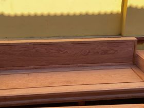 Cận cảnh bản mộc thô 2 bộ sofa chân chéo và chân đùi gà gỗ hương đá cao cấp 37 ghế băng rộng rãi hàng đóng hộp