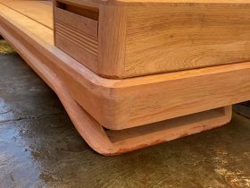 Cận cảnh bản mộc thô 2 bộ sofa chân chéo và chân đùi gà gỗ hương đá cao cấp 38 Hệ chân chéo bản lớn chắc chắn