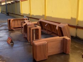 Cận cảnh bản mộc thô 2 bộ sofa chân chéo và chân đùi gà gỗ hương đá cao cấp 41 đôn ngồi không tựa tay kèm tab