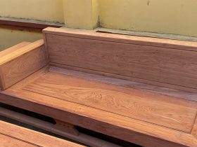 Cận cảnh bản mộc thô 2 bộ sofa chân chéo và chân đùi gà gỗ hương đá cao cấp 26 Khối ghế băng dài có thiết kế bệ tay tích hợp tab ngăn kéo