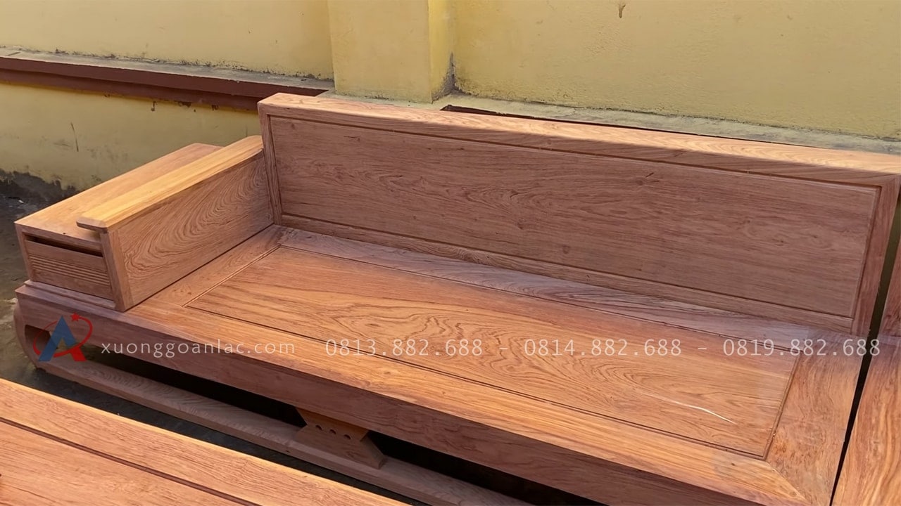 Cận cảnh bản mộc thô 2 bộ sofa chân chéo và chân đùi gà gỗ hương đá cao cấp 47 Khối ghế băng dài có thiết kế bệ tay tích hợp tab ngăn kéo