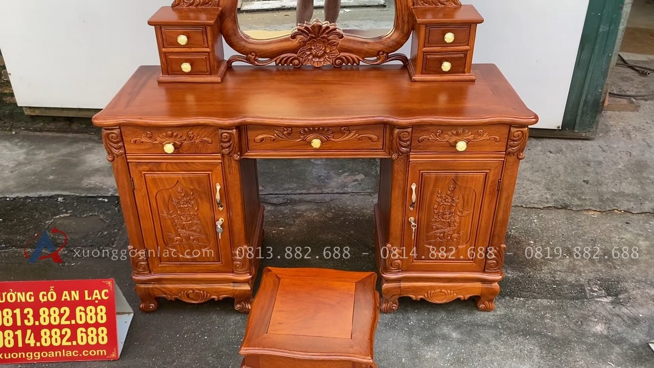 Combo bàn phấn hoa hồng và đồng hồ tứ trụ vát gỗ hương đá cao cấp 37 Thân bàn thiết kế 3 ngăn kéo và 2 tủ cánh mở