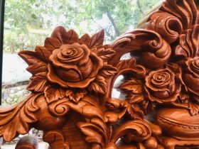 cận cảnh chi tiết hoa hồng đục tay