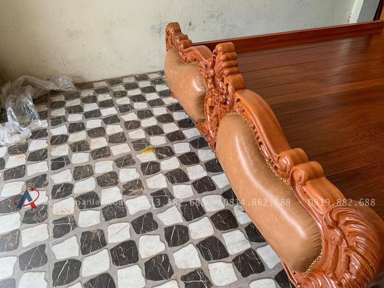 Mẫu giường hoàng gia bọc đệm gỗ gõ đỏ cao cấp 14 đầu thấp bọc đệm da căng bóng