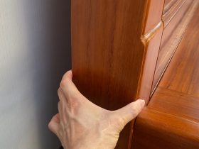 Hoàn thiện giường ngủ chữ x đục hoa dây 15 chân giường vuông bản lớn chắc chắn.