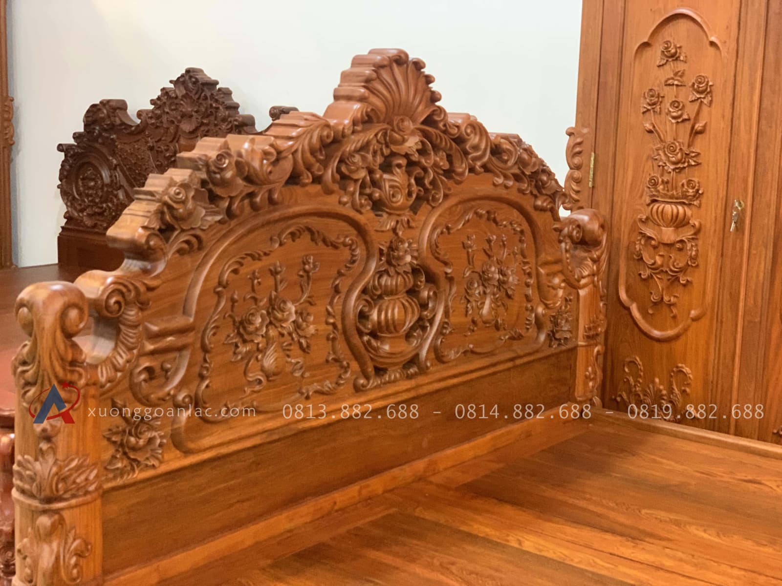 Giường louis hồng đại nguyên khối 200x220cm 10 đầu giường đục hoa hồng lá tây