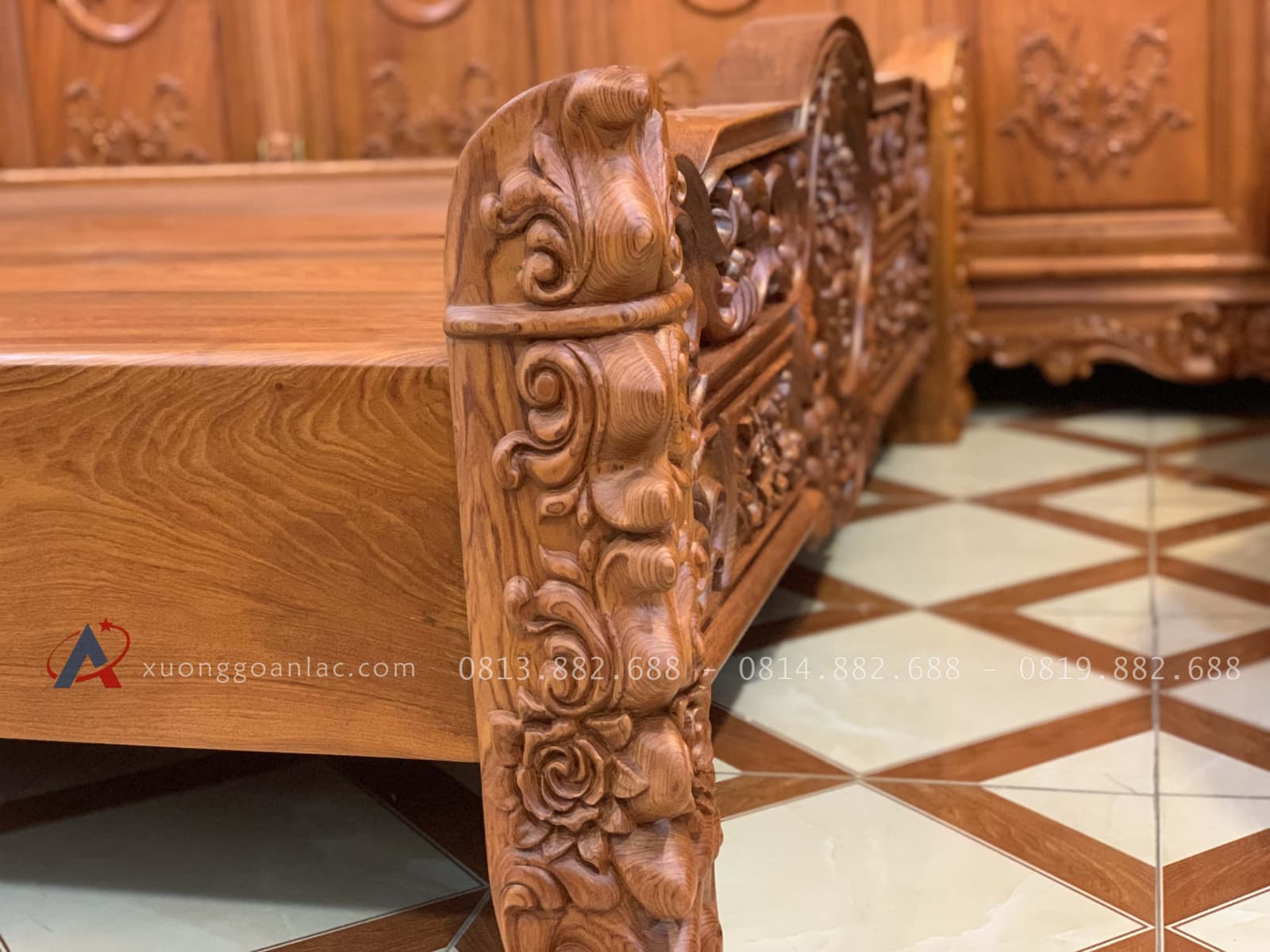 Giường louis hồng đại nguyên khối 200x220cm 11 chân giường đục hoa lá tây