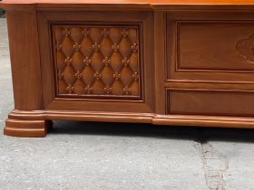 Giường hồng chim vách trám gỗ gõ đỏ 24 Hệ chân sau thiết kế cột vuông với bệ chân đế