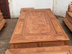 bàn trà thiết kế cầu kỳ với phần mặt đục tranh tinh xảo