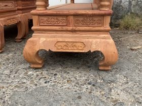 Hệ chân bàn cong khuỳnh đặc trưng