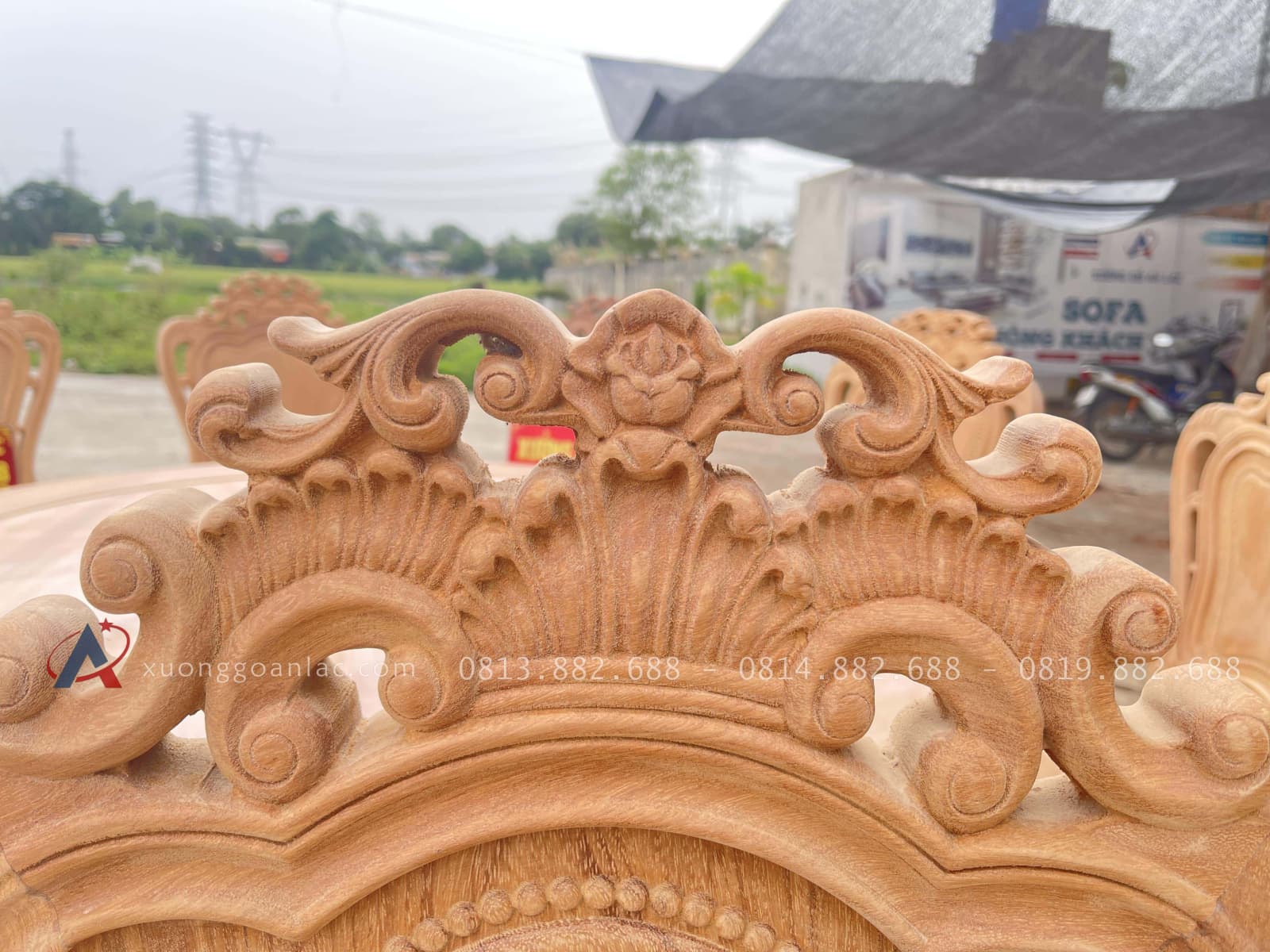 Bộ bàn ăn tròn 10 ghế louis gỗ gõ đỏ cao cấp hàng mộc (Anh Long, Nghệ An) 25 cận cảnh chương ghế hoa lá tây