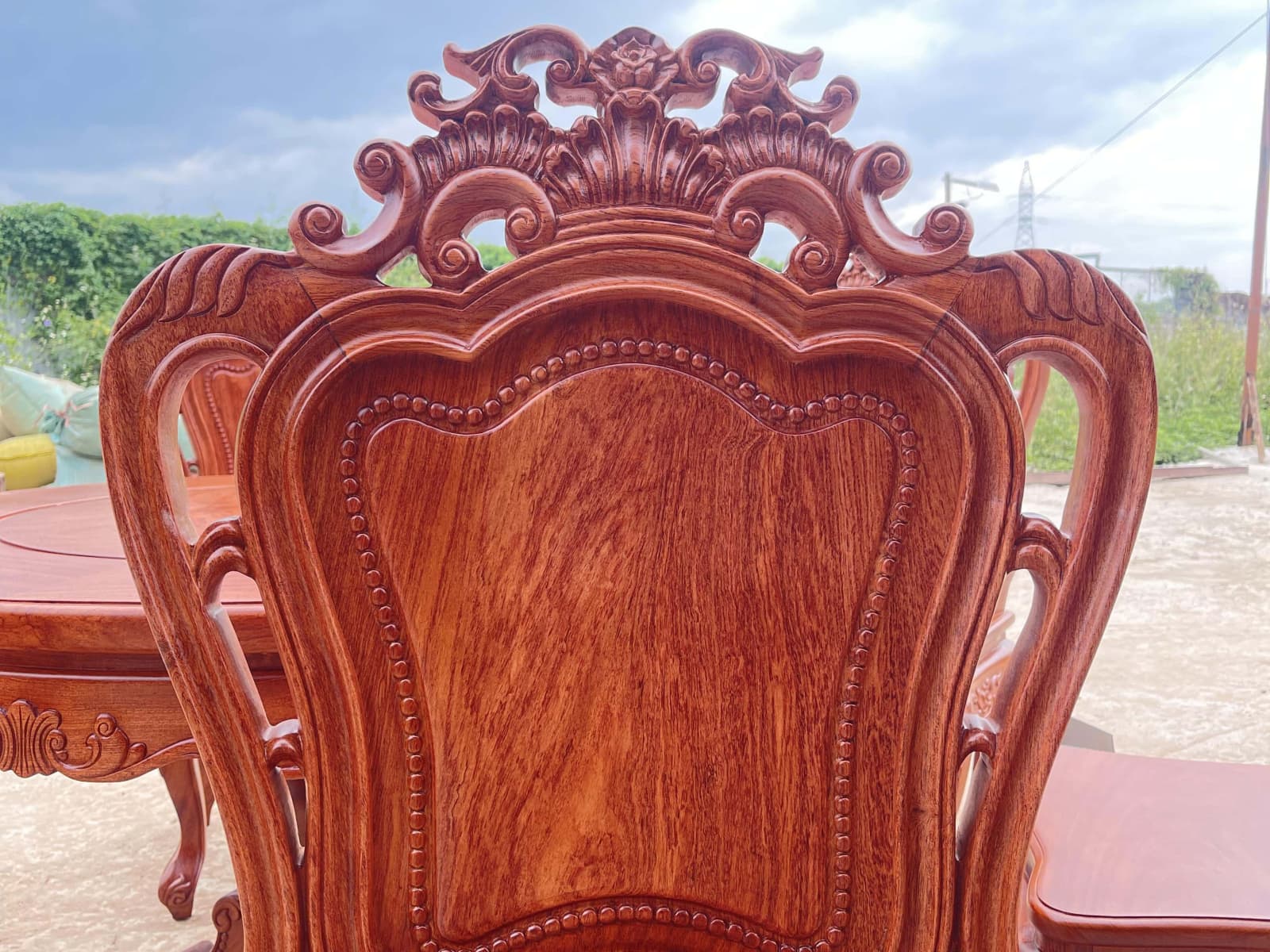 Bộ bàn ăn tròn 6 ghế louis gỗ hương đá cao cấp (Chị Linh, Hải Dương) 16 lưng tựa tạo khung đẹp mắt đục hoa lá tây
