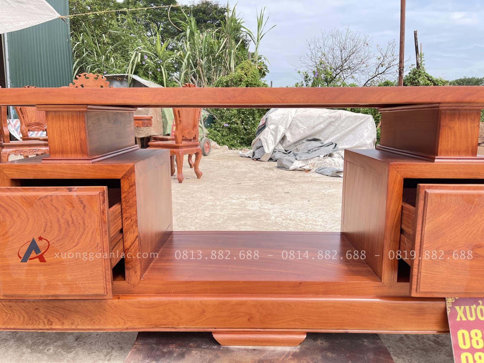 Mẫu kệ tivi 2 tầng 4 ngăn kéo 2m50 gỗ hương đá hiện đại (Anh Thành - Hà Nội) 19 vị trí trung tâm kệ để trống