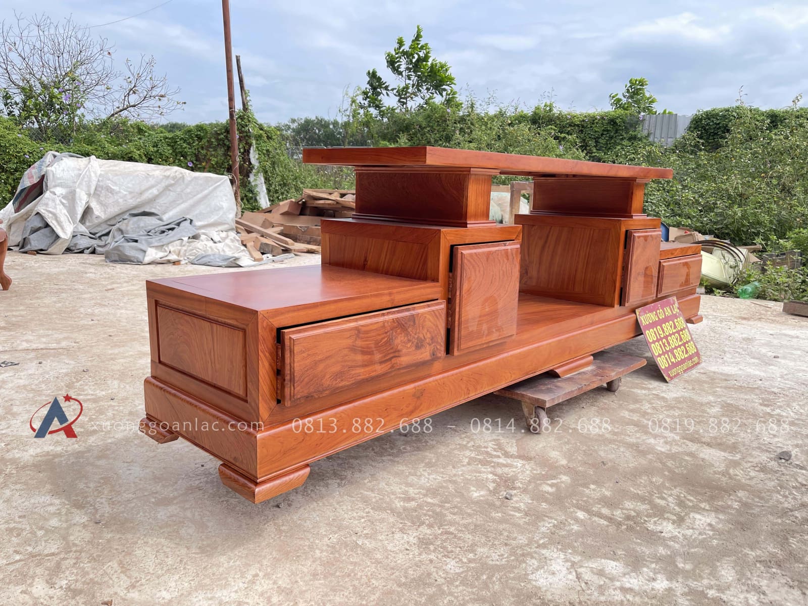 Mẫu kệ tivi 2 tầng 4 ngăn kéo 2m50 gỗ hương đá hiện đại (Anh Thành - Hà Nội) 22 góc nghiêng của mẫu kệ tivi