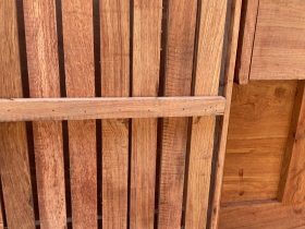 Hình ảnh chân thực bản mộc thô 2 bộ sofa đùi gà gỗ hương đá 30 mặt dưới của mẫu bàn trà.