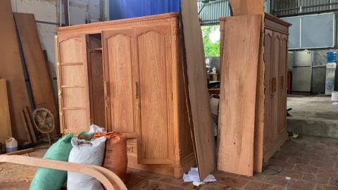 bàn mộc của 2 chiếc tủ quần áo gỗ hương đá