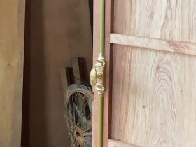 Buồng tủ 2 cánh có khóa chốt chắc chắn