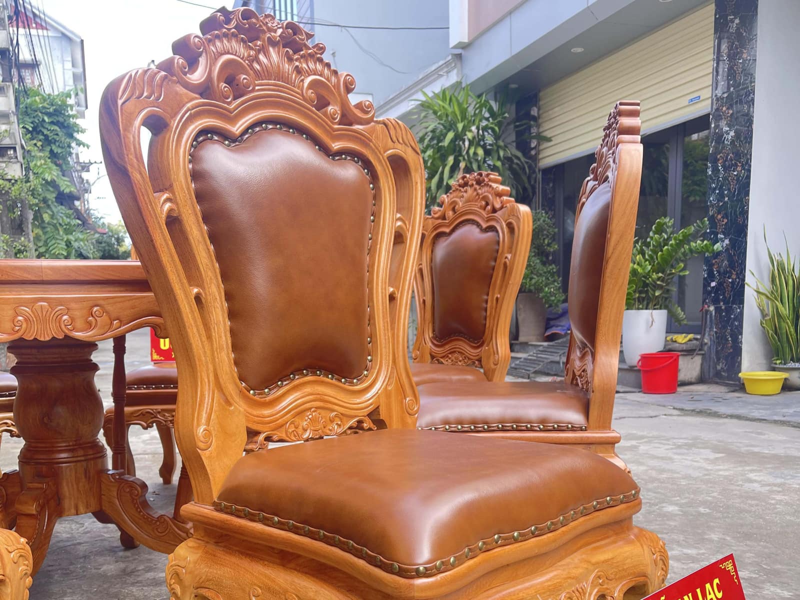 Siêu phẩm bàn ăn tròn 8 ghế louis gõ đỏ bọc đệm da bò thật hàng cao cấp (Chị Hằng, Hà Tĩnh) 22 Ghế louis đục hoa lá tây