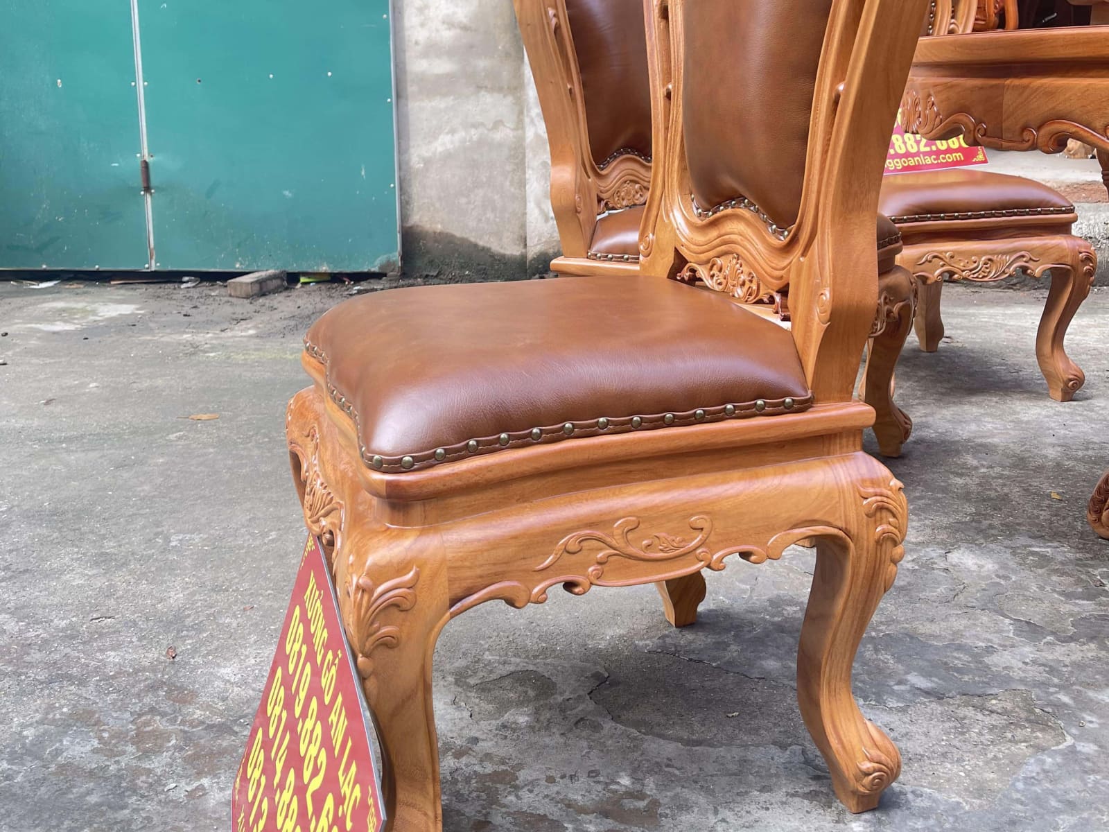 Siêu phẩm bàn ăn tròn 8 ghế louis gõ đỏ bọc đệm da bò thật hàng cao cấp (Chị Hằng, Hà Tĩnh) 23 mặt ngồi và lưng tựa bọc da