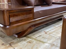 Bộ sofa chân chếch vát hàng đặt gỗ hương PU màu óc chó kèm bộ da đệm Hàn Quốc (Anh Thịnh - Hà Nam) 26 bệ tay có tích hợp ngăn kéo.