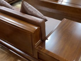 Bộ sofa chân chếch vát hàng đặt gỗ hương PU màu óc chó kèm bộ da đệm Hàn Quốc (Anh Thịnh - Hà Nam) 27 Mặt tab bóng mịn vát cạnh sâu