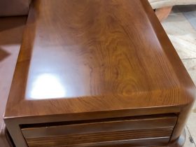 Bộ sofa chân chếch vát hàng đặt gỗ hương PU màu óc chó kèm bộ da đệm Hàn Quốc (Anh Thịnh - Hà Nam) 31 Cận cảnh phần mặt tab bóng mịn không tỳ vết