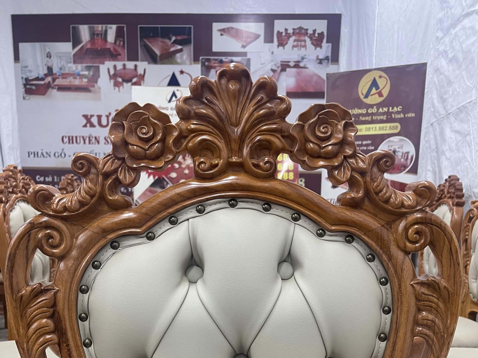 Bàn ăn bầu dục kết hợp 10 ghế bọc đệm gỗ gõ đỏ siêu vip (Chú Nghĩa - Hưng Yên) 25 khung vách đục hoa hồng lá tây tinh xảo