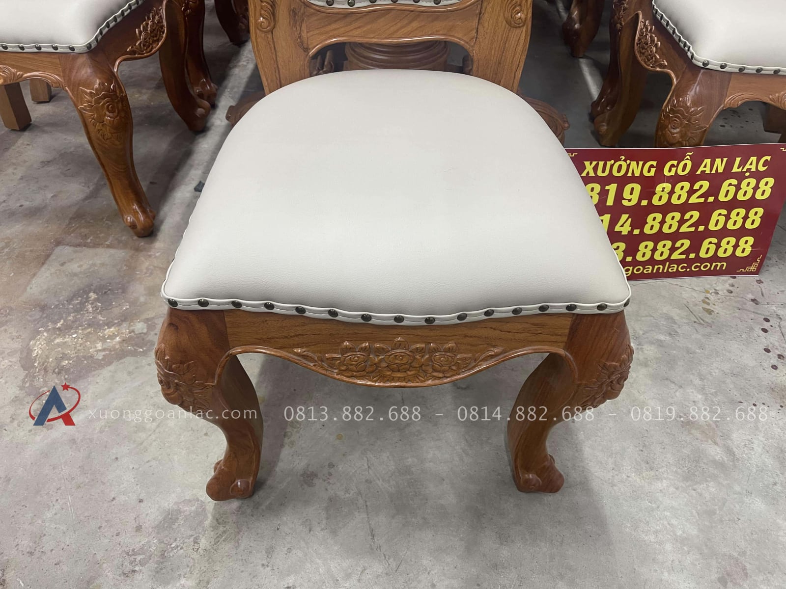 Bàn ăn bầu dục kết hợp 10 ghế bọc đệm gỗ gõ đỏ siêu vip (Chú Nghĩa - Hưng Yên) 26 mặt ngồi bọc đệm da