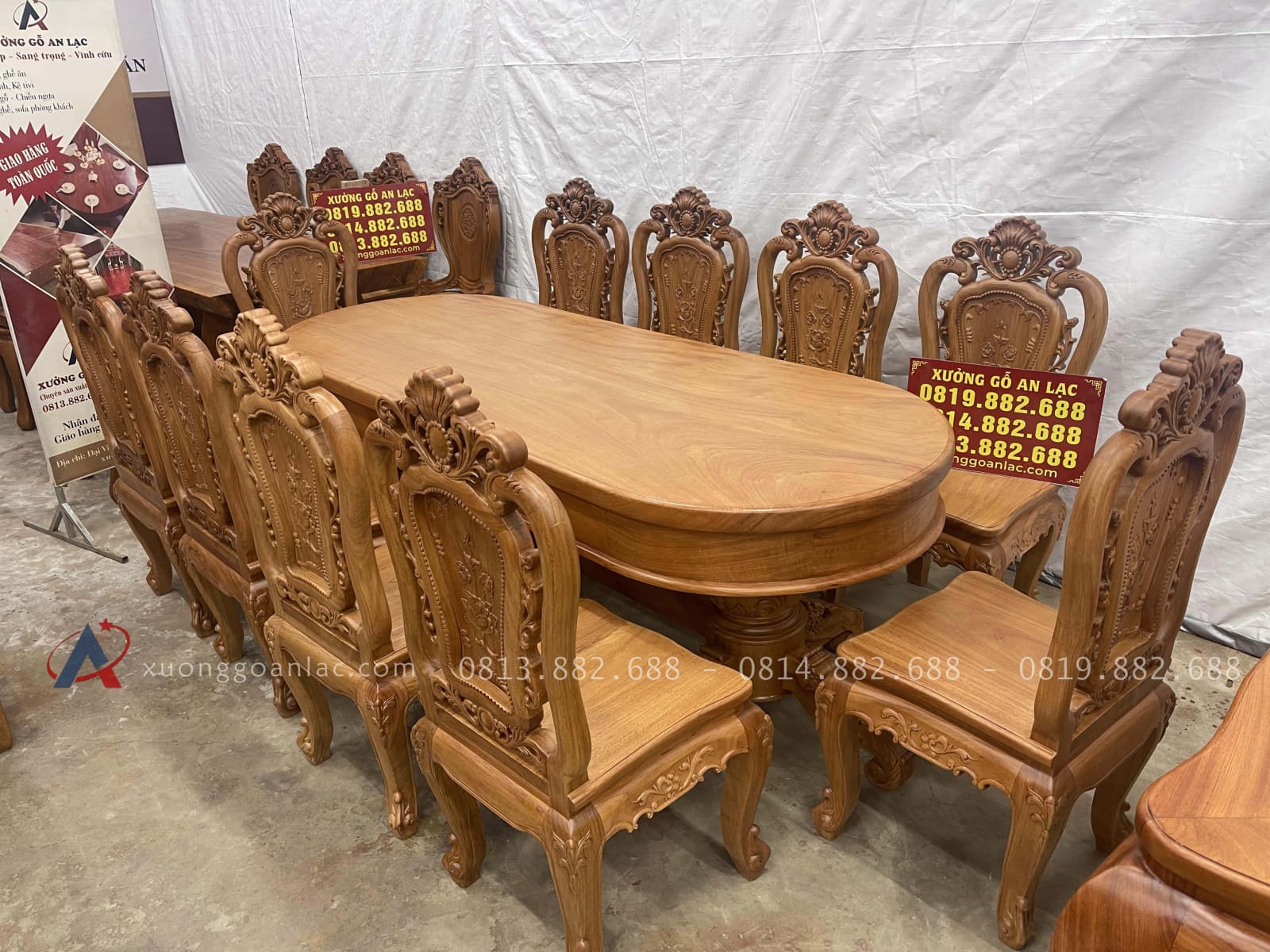 Bàn ăn tròn bầu dục cùng 10 ghế hồng hạt gỗ gõ đỏ (Anh Điền,Vĩnh Phúc) 18 bàn ăn tròn bầu dục cùng 8 ghế hồng hạt gỗ gõ đỏ