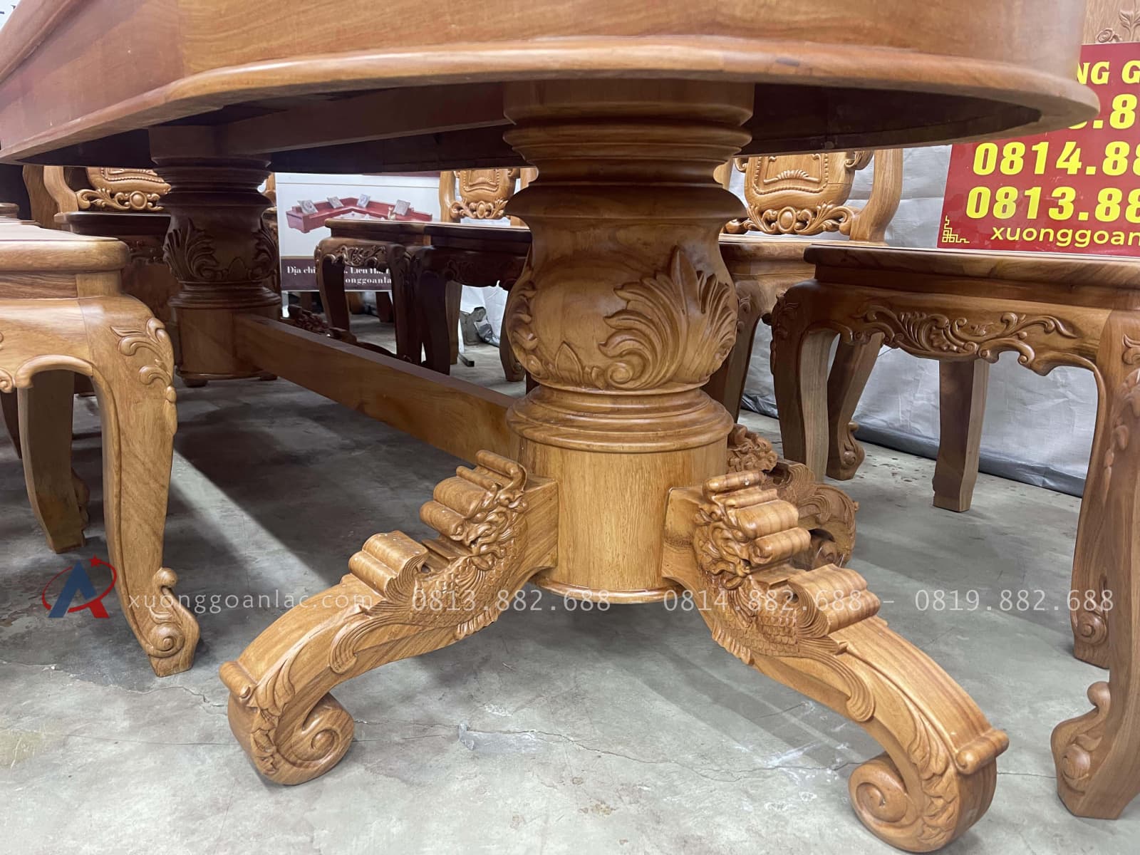 Bàn ăn tròn bầu dục cùng 10 ghế hồng hạt gỗ gõ đỏ (Anh Điền,Vĩnh Phúc) 21 2 chân trụ dày 25p