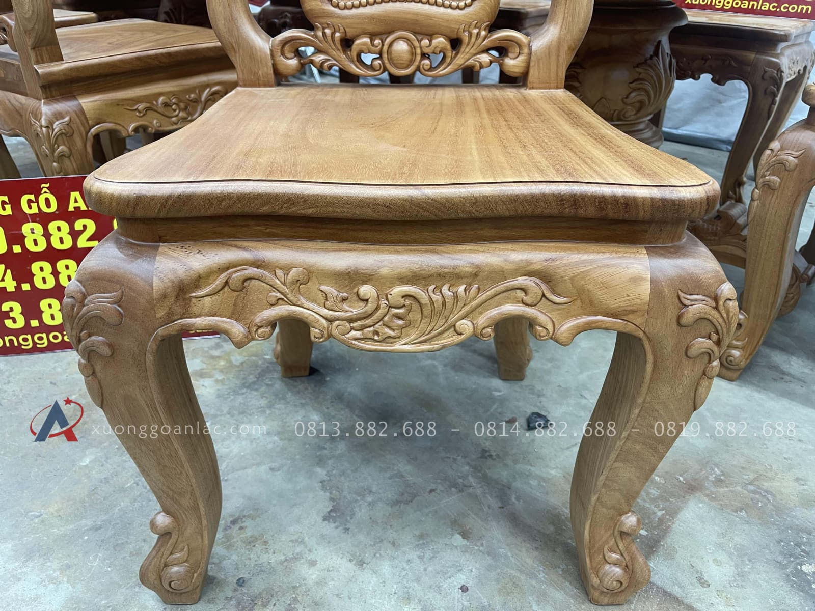 Bàn ăn tròn bầu dục cùng 10 ghế hồng hạt gỗ gõ đỏ (Anh Điền,Vĩnh Phúc) 26 mặt ghế ngồi ván tràn dày dặn