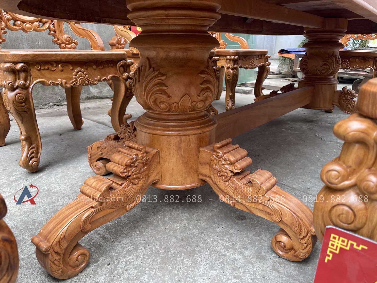 Bộ bàn ăn bầu dục cùng 8 ghế louis gỗ gõ đỏ cao cấp (Anh Quyền, Thái Bình) 16 hệ chân trụ tròn 25p