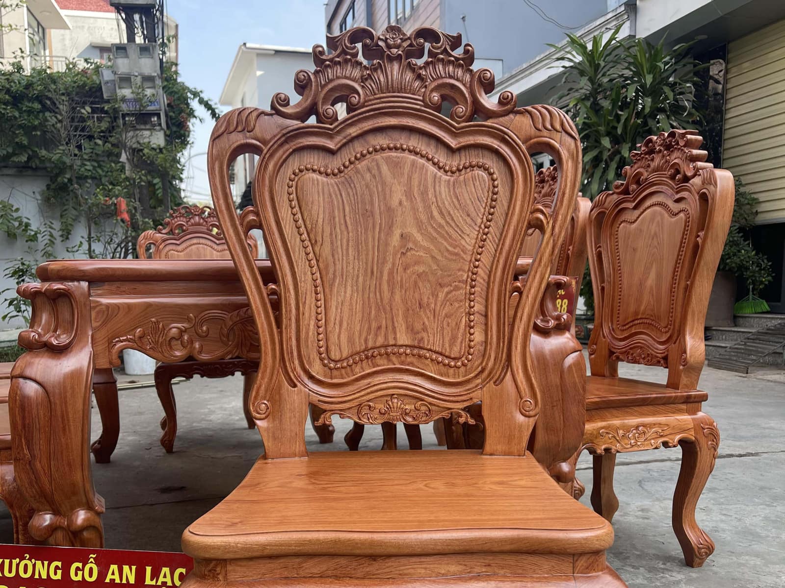 Bộ bàn ăn dài hoàng gia và 8 ghế louis gỗ hương đá cao cấp (Chú Nghị, Bắc Giang) 20 ghế louis hoàng gia