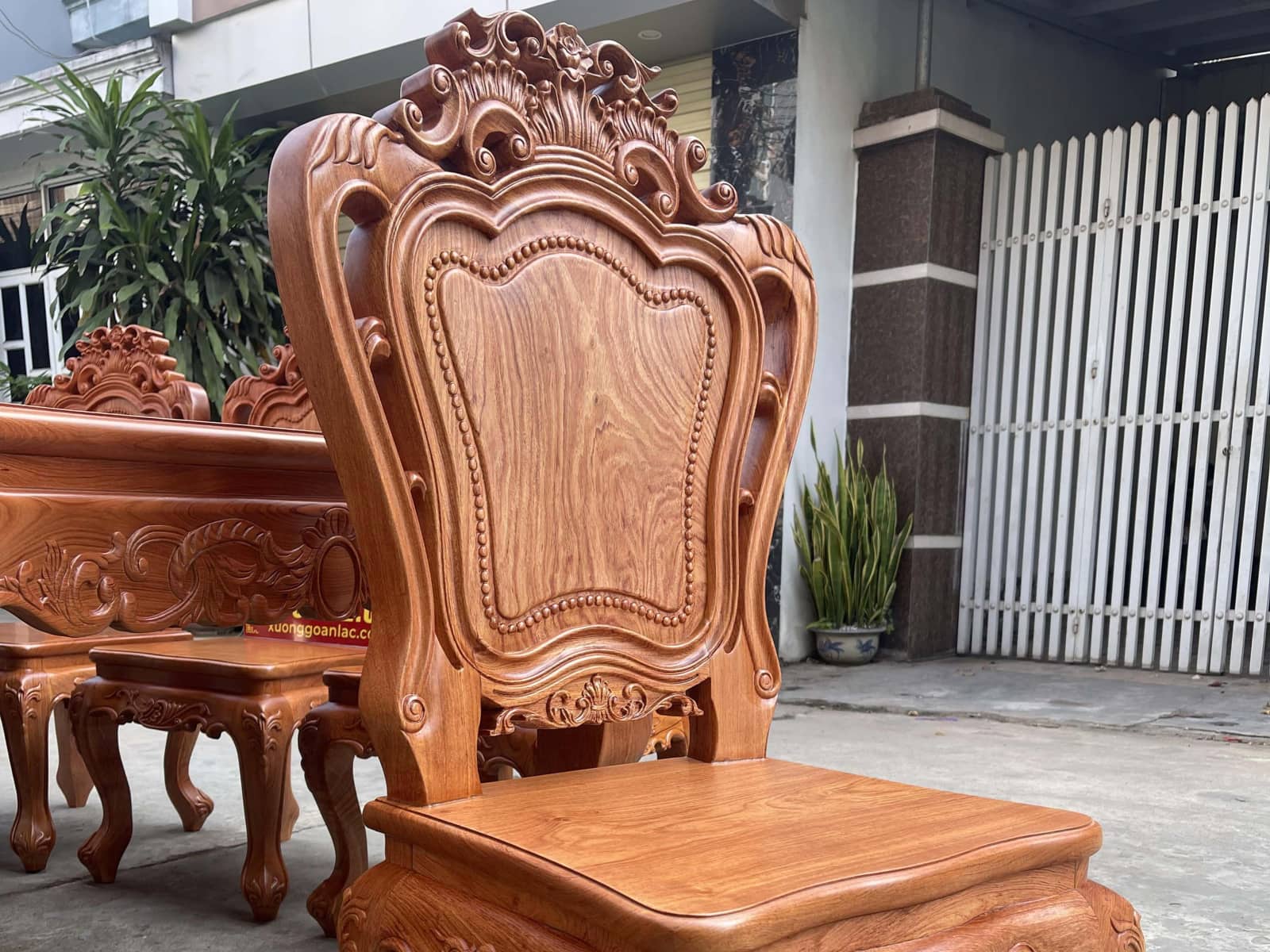 Bộ bàn ăn dài hoàng gia và 8 ghế louis gỗ hương đá cao cấp (Chú Nghị, Bắc Giang) 21 ghế ăn phong cách hoàng gia