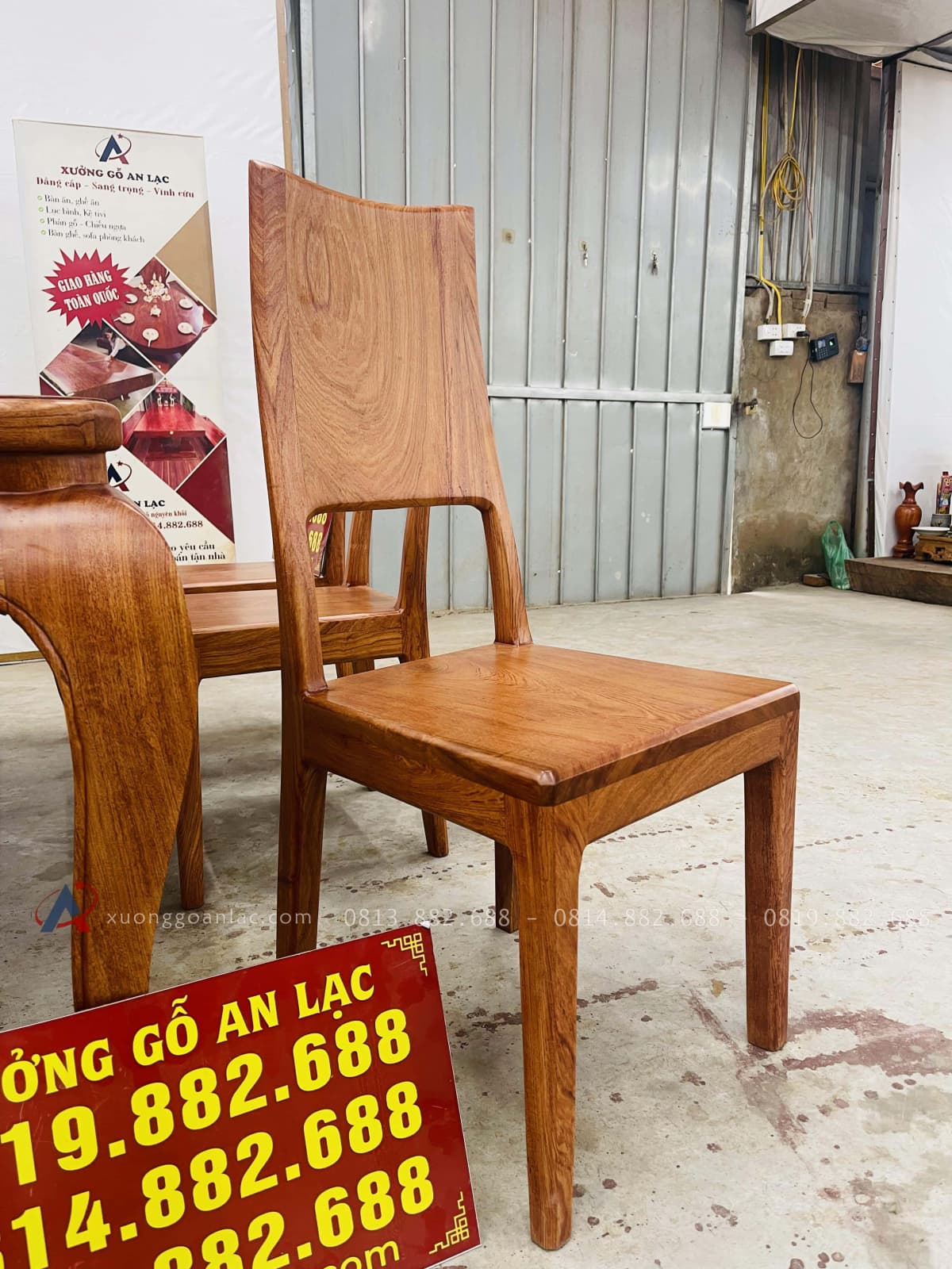 Bàn ăn hoàng gia kết hợp 6 ghế hiện đại gỗ hương đá (Anh Tân, Hải Dương) 22 ghế ăn mặt ván tràn