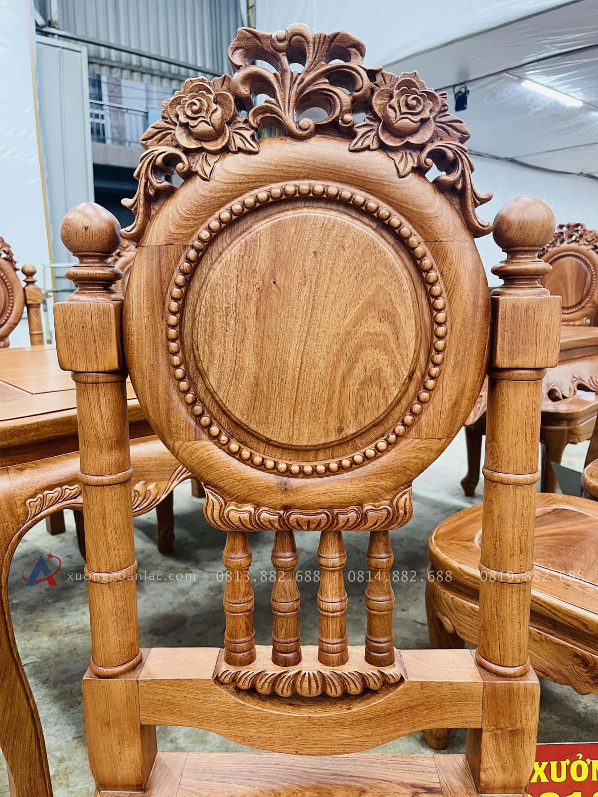 Bộ bàn ăn hoàng gia 8 ghế louis cổ điển gỗ hương đá cao cấp (Chị Phương, Hà Nội) 31 vách tựa ghế thiết kế độc đáo