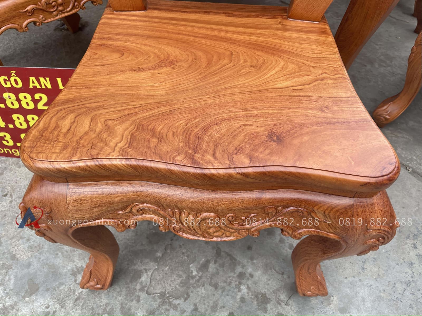 Bộ bàn ăn hoàng gia cùng 8 ghế louis gỗ hương đá (Chú Mộc, Cao Bằng) 31 mặt ghế liền tấm ván tràn