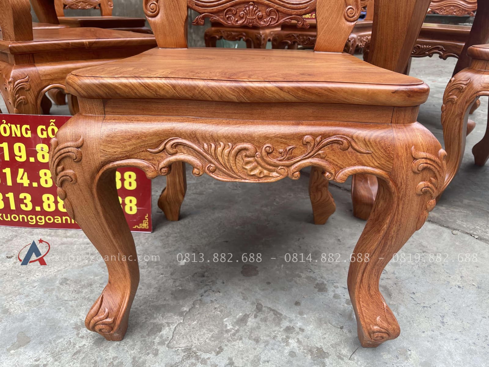 Bộ bàn ăn hoàng gia cùng 8 ghế louis gỗ hương đá (Chú Mộc, Cao Bằng) 32 chân ghế và yếm đục lá tây