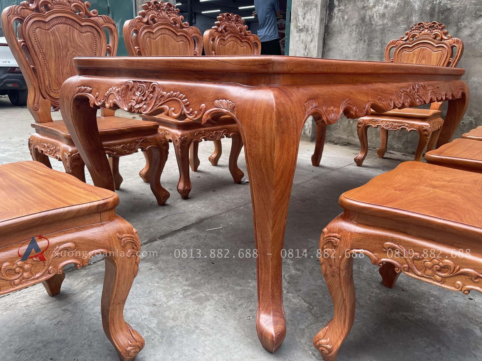 Bộ bàn ăn hoàng gia cùng 8 ghế louis gỗ hương đá (Chú Mộc, Cao Bằng) 26 bàn bàn 12p cong lượn