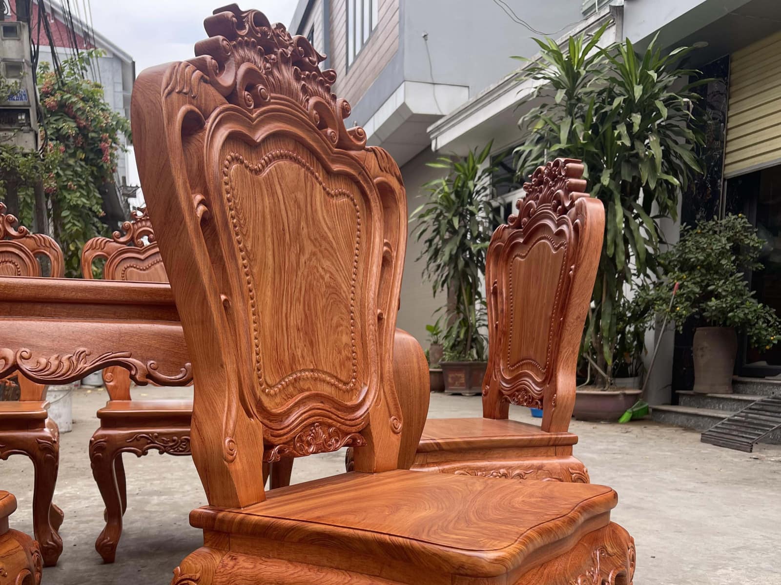 Bộ bàn ăn hoàng gia cùng 8 ghế louis gỗ hương đá (Chú Mộc, Cao Bằng) 29 mẫu ghế ngồi cao 1m15