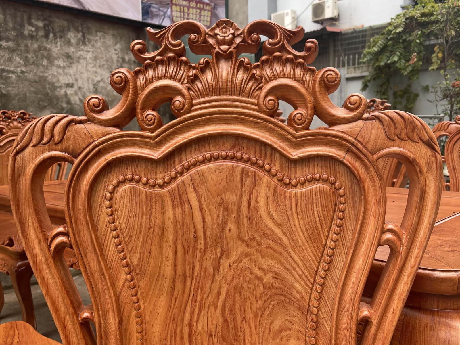 Bộ bàn ăn hoàng gia cùng 8 ghế louis gỗ hương đá (Chú Mộc, Cao Bằng) 30 chương ghế đục hoa hồng lá tây