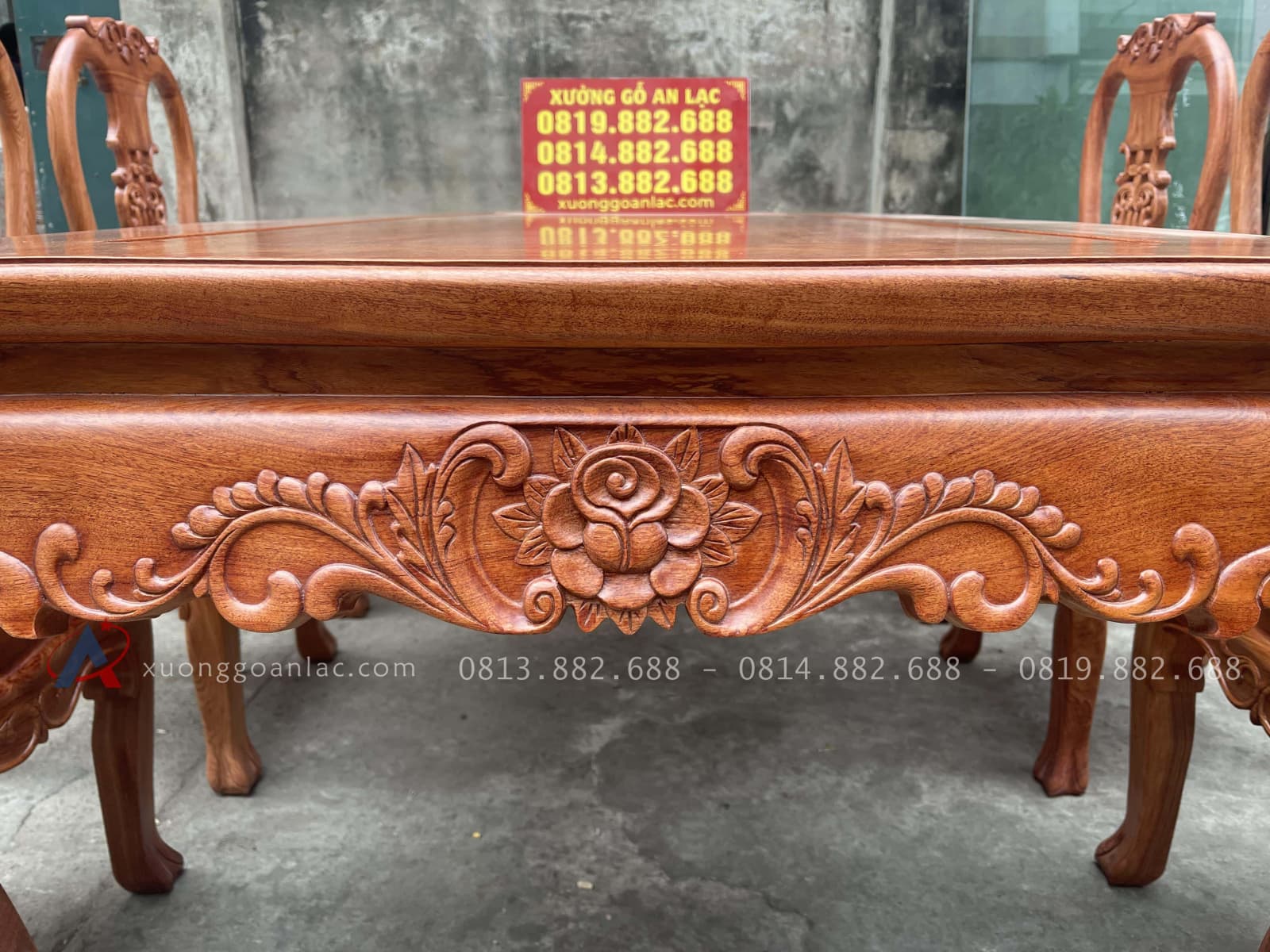 Bộ bàn ăn louis hoàng gia 6 ghế cây đàn gỗ hương đá cao câp (Anh Tuấn, Bắc Giang) 26 cận cảnh yếm ghế đục hoa hồng lá tây